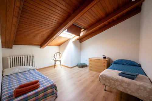 Defstero Asteri في ريجيو إيميليا: غرفة نوم بسريرين وسقف خشبي