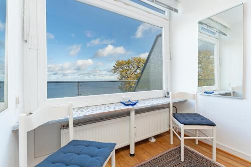 a room with a window with a view of the ocean at Hang 13 Wohnung 26 in Scharbeutz