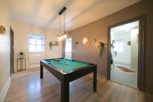 Biliár nebo kulečník v ubytování Aman Insolite Jacuzzi Parking Free Centre à 5min