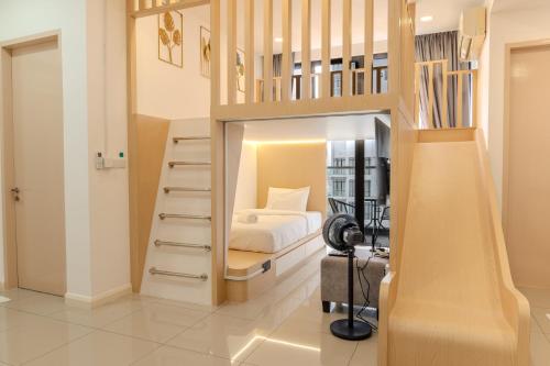 um pequeno quarto com um beliche e um pequeno quarto em D'Pristine Theme Suite by Nest Home at LEGOLAND em Nusajaya