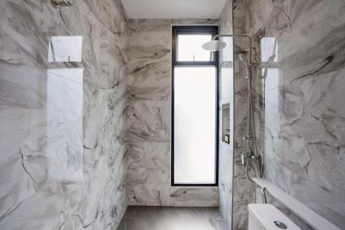 een badkamer met een inloopdouche en een raam bij Ralph Pool Villa Pattaya in Ban Huai Yai