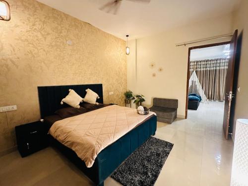 un dormitorio con una cama grande en una habitación en Bloom Villa, en Mohali