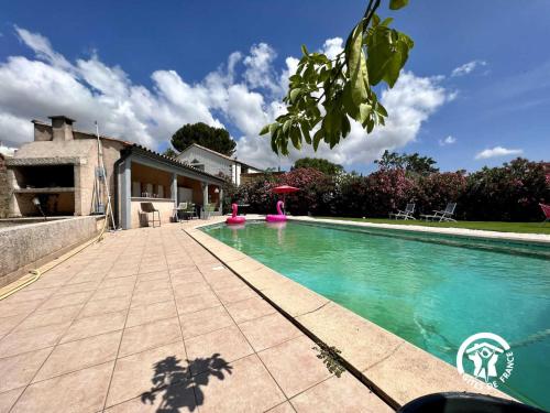 an image of a swimming pool in a house at Le gite aux oliviers in La Redorte