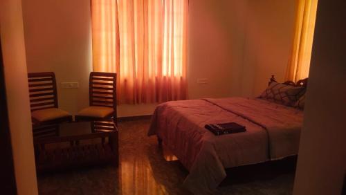 Una cama o camas en una habitación de Heights Inn