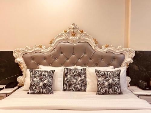 ムスーリーにあるstreem Viewの華やかなヘッドボードと枕付きのベッド