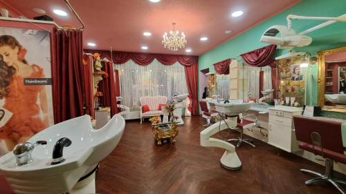 a bathroom with two sinks and two mirrors at Hotel Garni Daniela Urich in Schwanenstadt