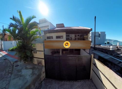 Το κτήριο όπου στεγάζεται  το δωμάτιο σε οικογενειακή κατοικία