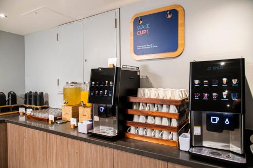 Příslušenství pro přípravu čaje a kávy v ubytování Holiday Inn Express Edinburgh Airport by IHG