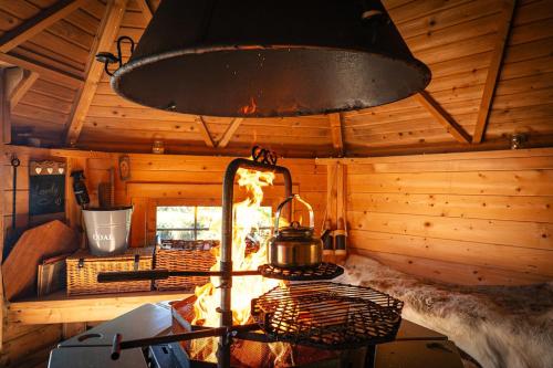 une cuisine avec une cuisinière avec un feu dedans dans l'établissement Luxury Skye Cottage Hot Tub & BBQ Lodge, à Lonmore