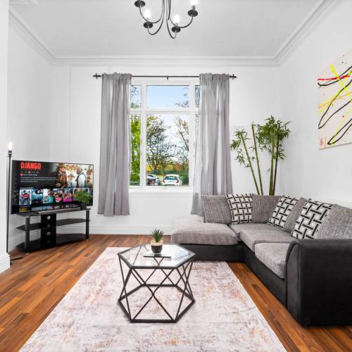 a living room with a couch and a table at Modern Apartment - Smart TV & Netflix 7PC in Wolverhampton