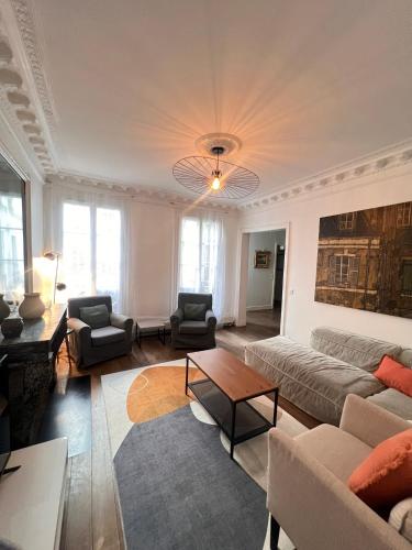 Real Parisian apartment with 2 bedrooms and AC