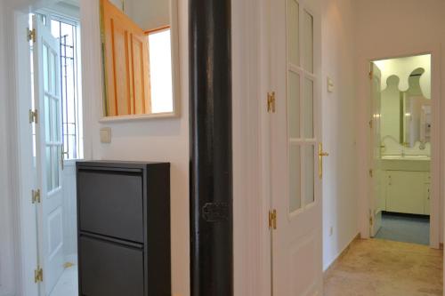 ein Badezimmer mit Kommode in einem Raum mit Spiegel in der Unterkunft Sunshine Patio de Fernando Colon in Córdoba