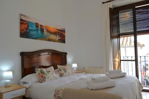 ein Schlafzimmer mit einem Bett mit zwei Handtüchern darauf in der Unterkunft Sunshine Patio de Fernando Colon in Córdoba