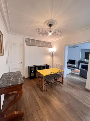 Real Parisian apartment with 2 bedrooms and AC