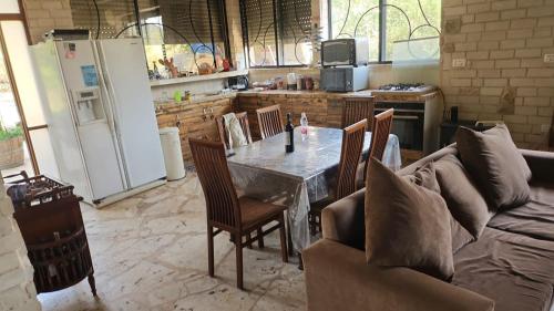 Η κουζίνα ή μικρή κουζίνα στο The stone house by the river וילה ליד הנחל