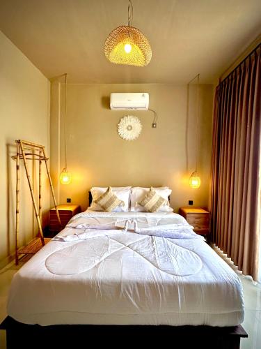 a bedroom with a large white bed in it at Pinggan heaven in Gretek