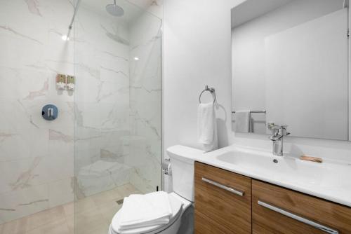 Ένα μπάνιο στο ⁠Amazing 2BR Condo w/ Gym & Pool in Prime Location