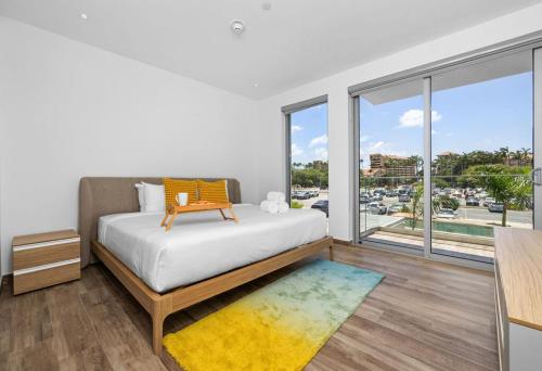 Ένα ή περισσότερα κρεβάτια σε δωμάτιο στο 2BR2BA Condo w/ Pool, Gym & Balcony @ Palm Beach