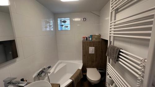 DöbrönteにあるDöbrönte MagLakの浴槽、トイレ、洗面台を備えたバスルーム