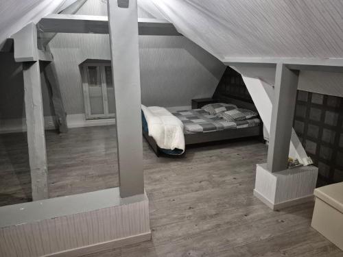 Ένα ή περισσότερα κρεβάτια σε δωμάτιο στο logement en touraine