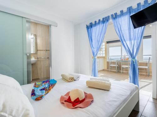 Postel nebo postele na pokoji v ubytování Alcalá B1 Amazing Studio with Sea View