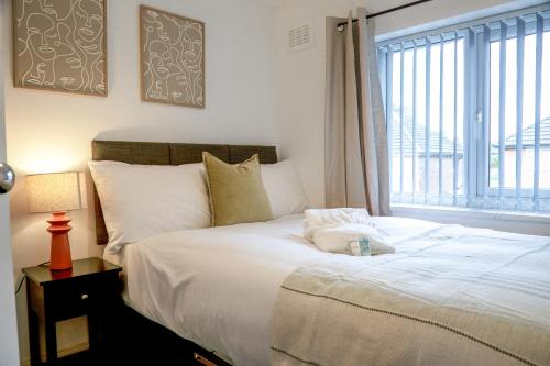 Postel nebo postele na pokoji v ubytování Modern 3BR Contractor Parking Sleeps 5 Fast Wi-Fi