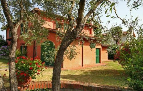 レッジェッロにあるGorgeous Home In Reggelloの緑の扉と花の赤い家