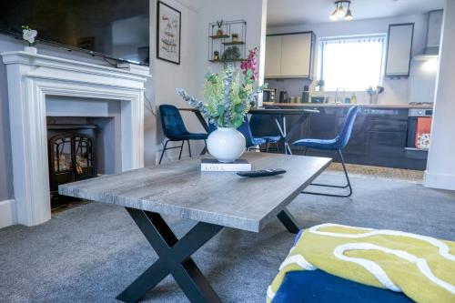 Posezení v ubytování Modern 3BR Contractor Parking Sleeps 5 Fast Wi-Fi