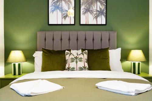 una camera da letto con un letto grande con due lampade di New! 2BR in Gladstone a Hartlepool