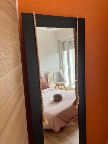 Ένα ή περισσότερα κρεβάτια σε δωμάτιο στο Chambre calme & lumineuse avec balcon Cauderan