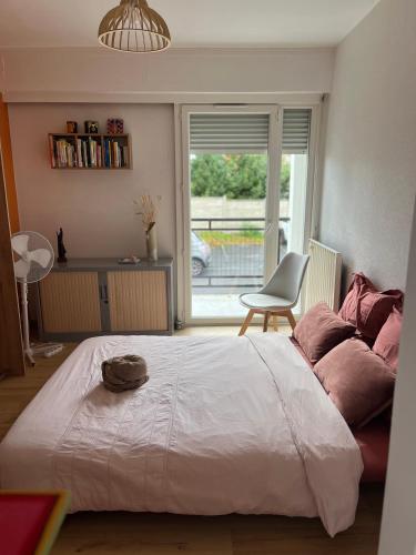 Ένα ή περισσότερα κρεβάτια σε δωμάτιο στο Chambre calme & lumineuse avec balcon Cauderan