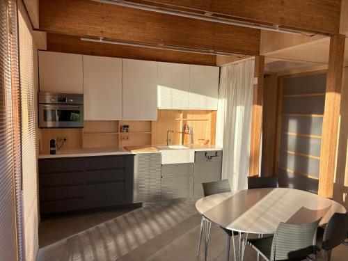 - une cuisine avec une table, une table et des chaises dans l'établissement Bamboo House, à Boyl