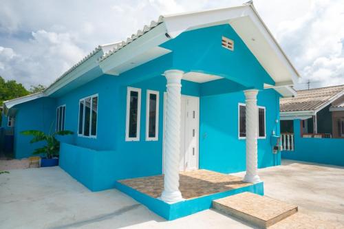 una casa azul con un blanco en The Blue Nest, en Dorp Sint Michiel