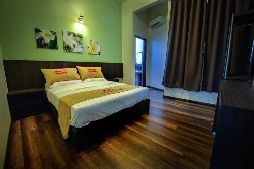 um quarto com uma cama grande num quarto em Palm City Villa em Kuantan