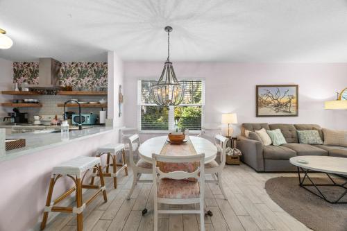 een woonkamer met een tafel en een bank bij Relaxing beach getaway just steps to the shore in Coquina Gables