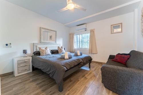 a bedroom with a bed and a couch at Calahonda Beach Apartments in Sitio de Calahonda