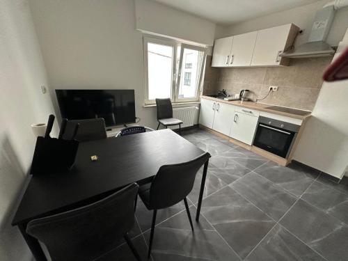 a kitchen with a table and chairs in a room at HAI1 - Morderne Unterkunft mit Einzelzimmer in Hainburg
