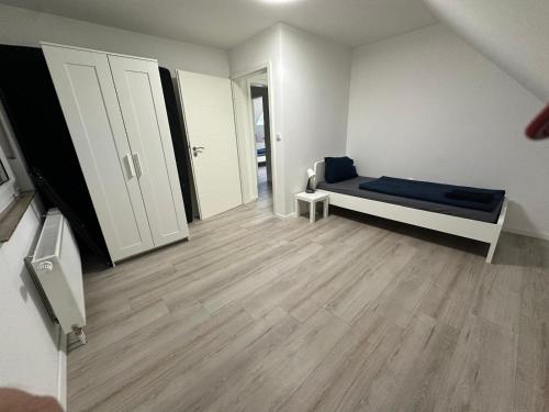 a small room with a bed and a closet at HAI1 - Morderne Unterkunft mit Einzelzimmer in Hainburg