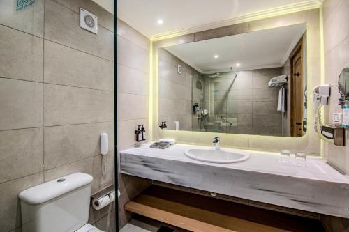 Koupelna v ubytování Sunrise Aqua Joy Resort