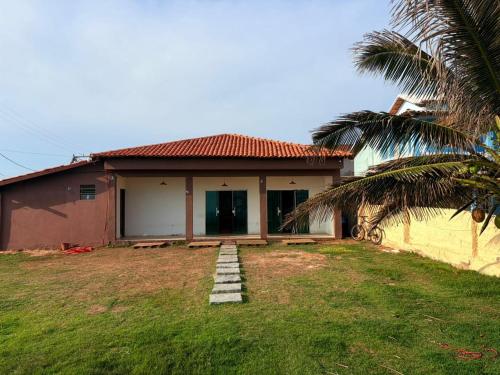 アハイアウ・ド・カボにあるIRIS Pousada - Frente à praiaの前にヤシの木がある家