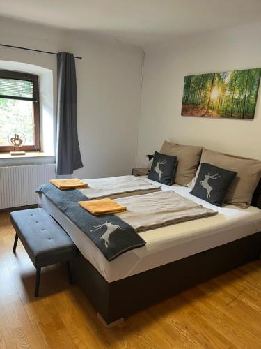 un dormitorio con una cama grande en una habitación en Aparthaus-Kiebitz, en Rennweg