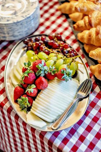 een bord kaas en fruit op een tafel bij Cub Bedroom Six in Eastdean
