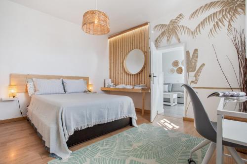 ein Schlafzimmer mit einem Bett und einem Spiegel an der Wand in der Unterkunft La Casita De La Playa in Puerto de las Lajas