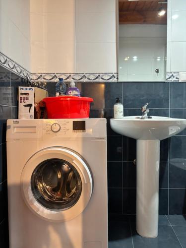 a washing machine and a sink in a kitchen at Casa Criseva II in Avín