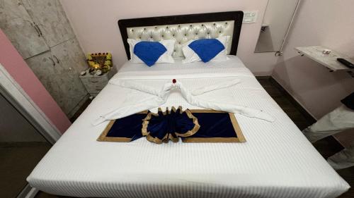 Un pat sau paturi într-o cameră la White Rabbit Rooms