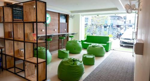 Uma área de estar em LF Easybeds