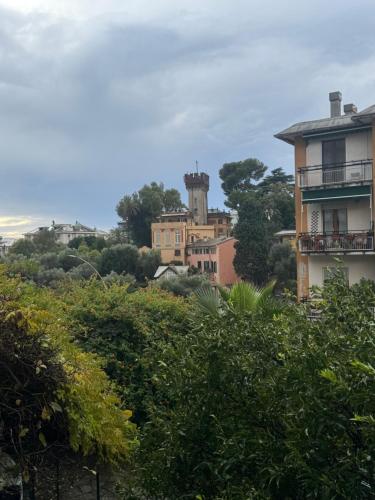 um grupo de casas numa colina com árvores em Casa al mare con parcheggio em Génova
