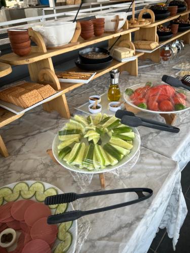 un tavolo con piatti di cibo e pinze sopra di Cord Hotel & Resort a Edremit