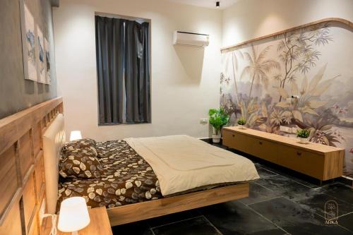 商沙巴ARKA The Farm Stay的卧室里有一张带木质床头板的大床