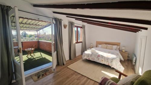 Ένα ή περισσότερα κρεβάτια σε δωμάτιο στο Casa acogedora con chimenea y amplio jardín